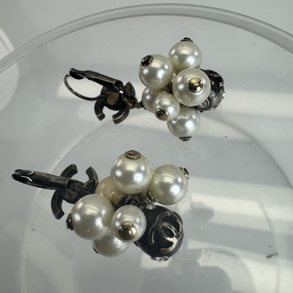 Chanel 04 A Vintage Elegant Pearl Cluster Earrings - Picture 9 of 12